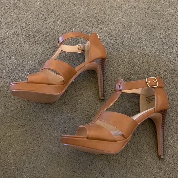 Worn once heeled sandals. - Picture 3 of 7
